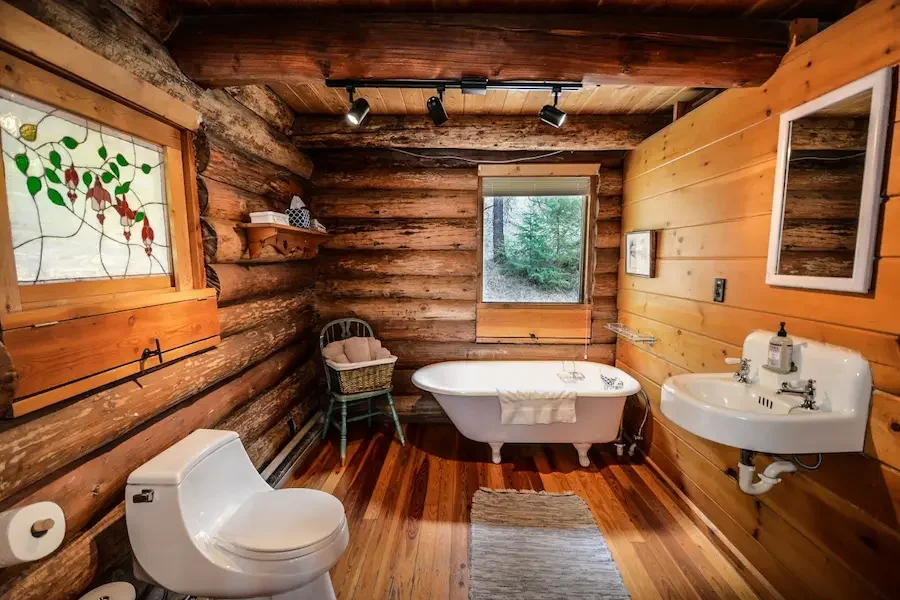 rustic farmhouse bathroom